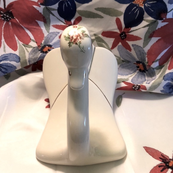 Ceramic SWAN Finger Tip Towel Holder Signed by Ann in 1984 Cream W/Pink Flowers - Picture 2 of 6